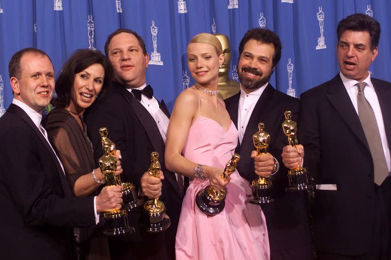 David Parfitt, Donna Gigliotti, Harvey Weinstein, Gwyneth Paltrow, Edward Zwick and Marc Norman reciben el Oscar por Shakespeare enamorado en 1999