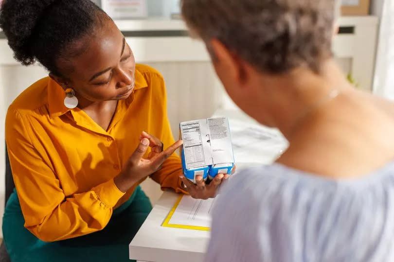 A female nutritionist learn her client how to understand and use the nutrition facts label