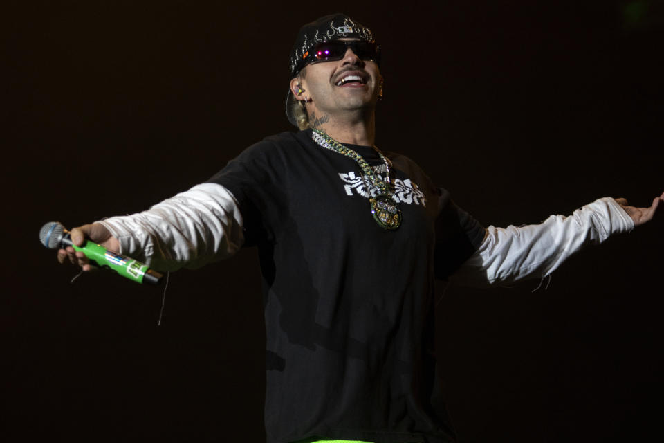 El cantante Feid durante su presentación en el festival Coca-Cola Flow Fest en la Ciudad de México el 26 de noviembre de 2022. (Foto AP/Alejandro Godínez)