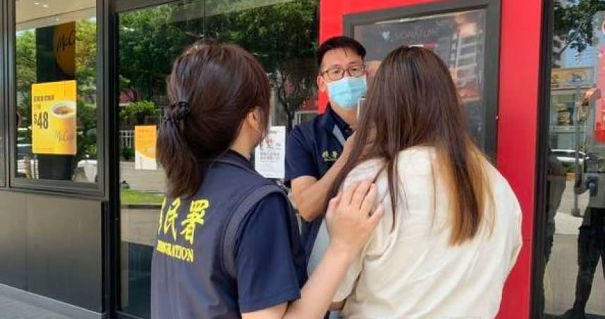 新竹市專勤隊幹員昨天發現1名逃逸女移工正在買麥當勞，上前查察後識破其身分外，一併逮捕同住的其他15名逃逸外籍移工。（圖／翻攝畫面）