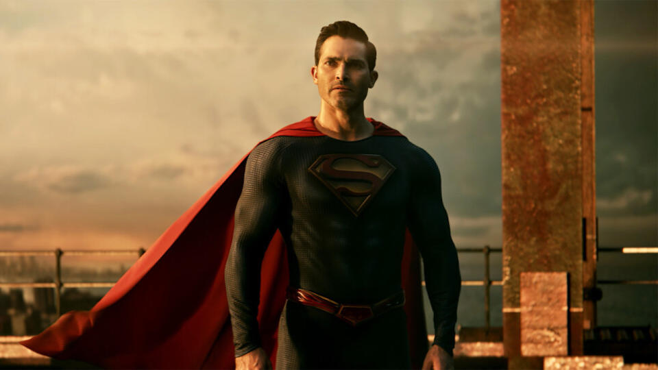 Tyler Hoechlin's Superman floating in the air