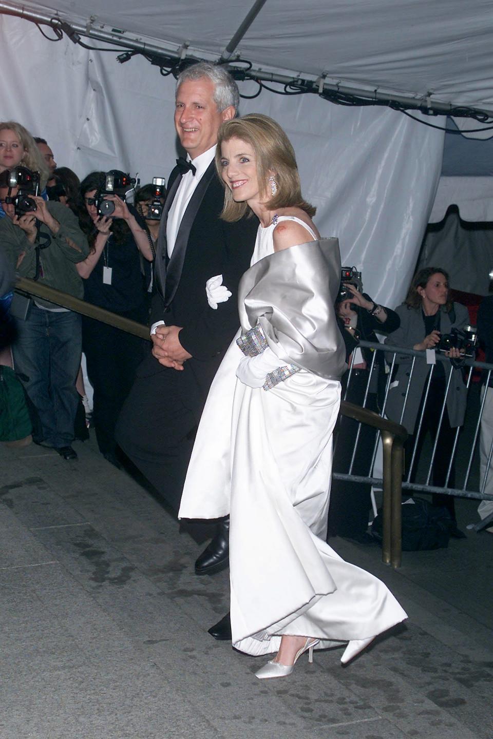 caroline kennedy husband 2001 met gala