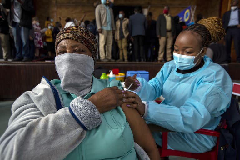 Una mujer recibe su segunda dosis de la vacuna de Pfizer-BioNTech durante una campa&#xf1;a de vacunaci&#xf3;n en Katlehong, Johannesburgo