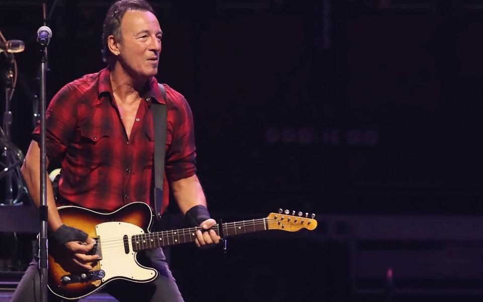 Bruce Springsteen feierte im letzten September seinen 72. Geburtstag - seinen Shows merkt man das aber niemals an: Da gibt der "Boss" immer alles. (Bild: Mark Kolbe/Getty Images)