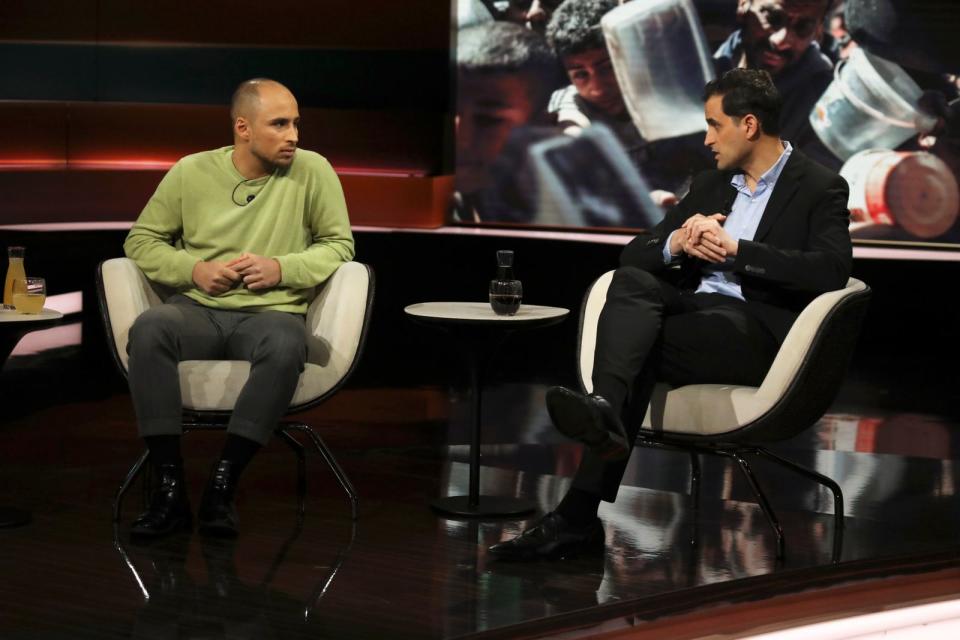 Der palästinensische Uhrmacher Abed Hassan (links) und der Chefredakteur der 