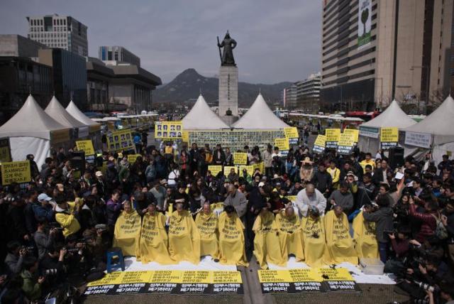 Parents of South Korea ferry victims shave heads in protest