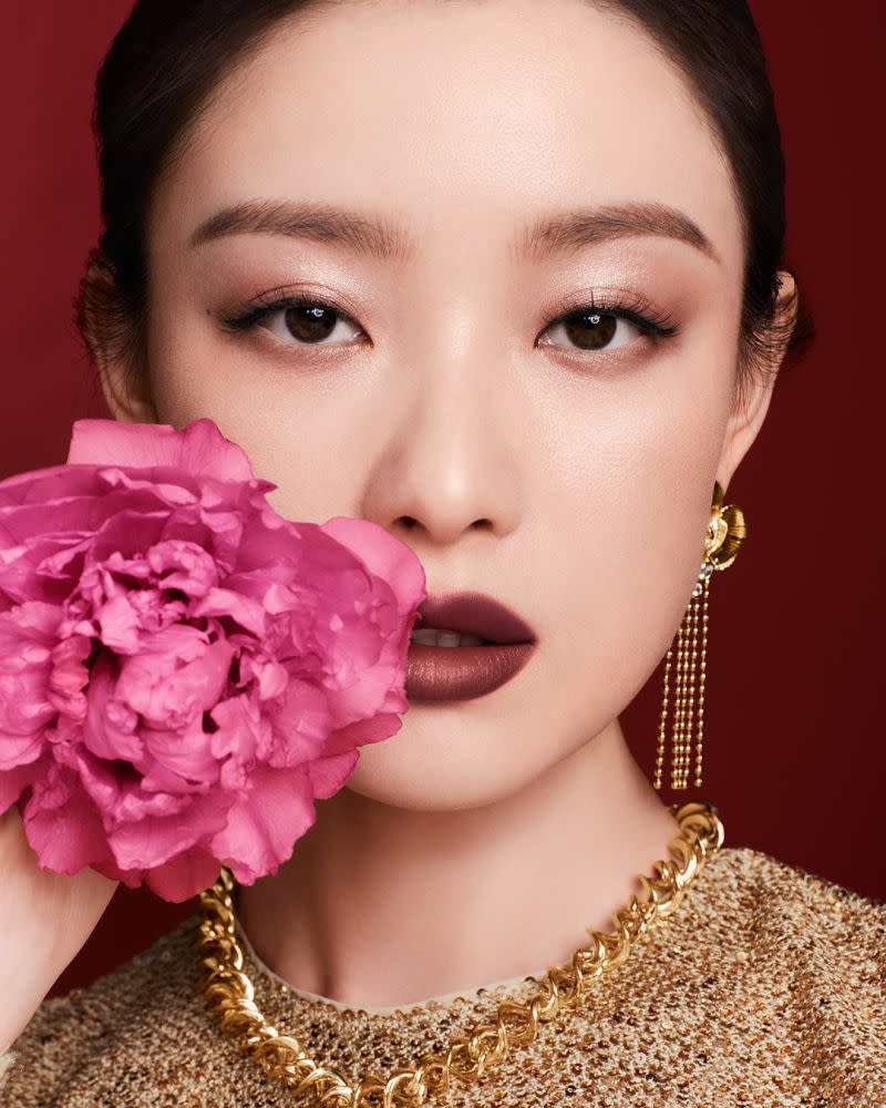 ▲倪妮示範BOBBI BROWN「繁花燦紅限量系列」千金名媛妝。（圖／植村秀提供）