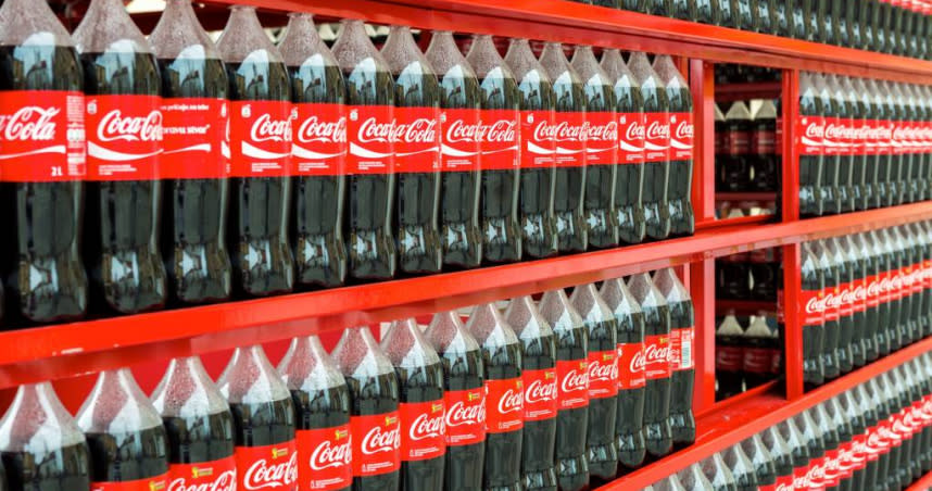 超市貨架上陳列的塑膠瓶裝可口可樂。（圖／shutterstock／達志）