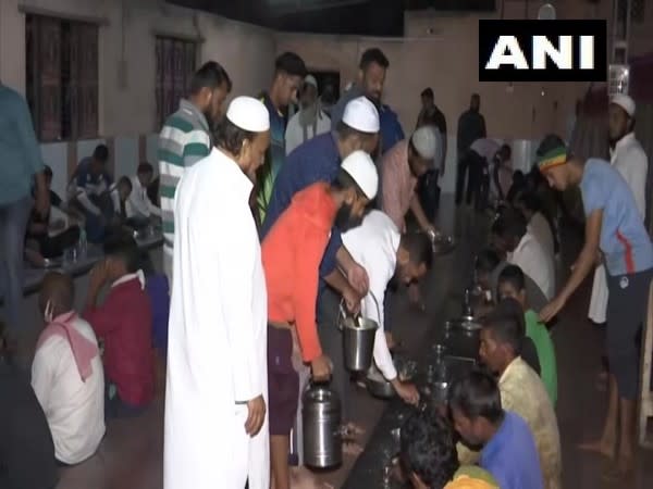 Flood victims being served food at the Daroom Uloom Madrasa in Shiroli, Kolhapur. [Photo/ANI]