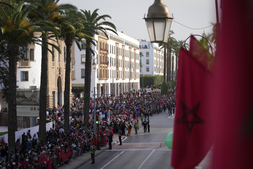 Una multitud se concentra para recibir én Rabat a la selección marroquí que quedó en el cuarto sitio de la Copa del Mundo, el martes 20 de diciembre de 2022 (AP Foto/Mosa'ab Elshamy)