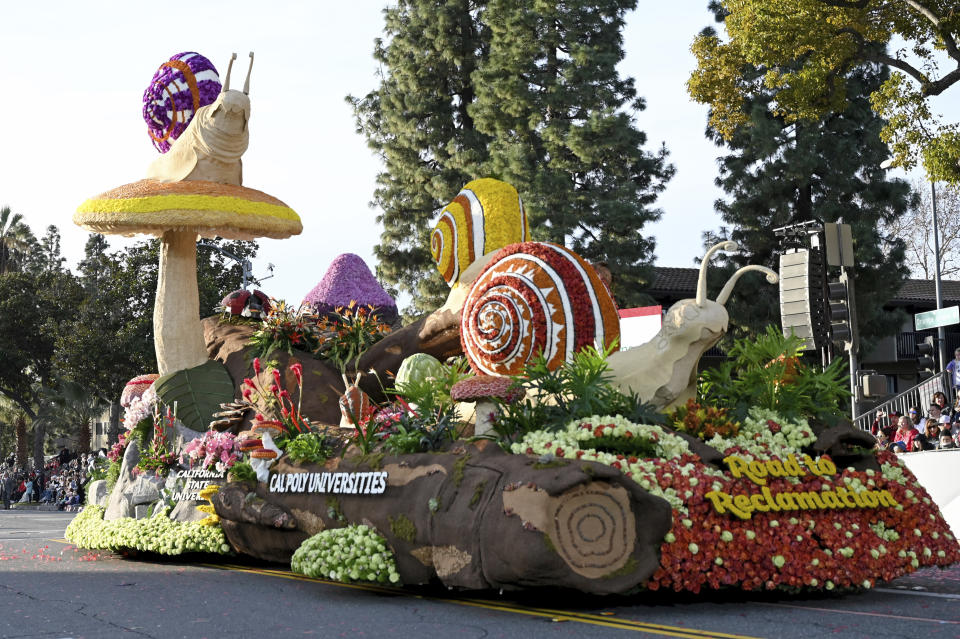 El carro alegórico de las Universidades Politécnicas de California ganador del Trofeo Extraordinario en el 134o Desfile de las Rosas en Pasadena, California, el lunes 2 de enero de 2023. (Foto AP/Michael Owen Baker)