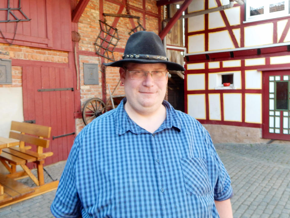 <p><span>Hobbybauer Thomas lebt mit seinem besten Freund im thüringischen Eichsfeld auf einem Selbstversorgerhof. Eine tierliebe Partnerin soll die Männerwirtschaft jetzt aber in Schwung bringen. Dafür verwöhnt der 29-Jährige seine Auserwählte beim Frühstück dann auch mit der traditionellen Eichsfelder Wurst, einer regionalen Spezialität. </span>(Bild-Copyright: MG RTL D) </p>