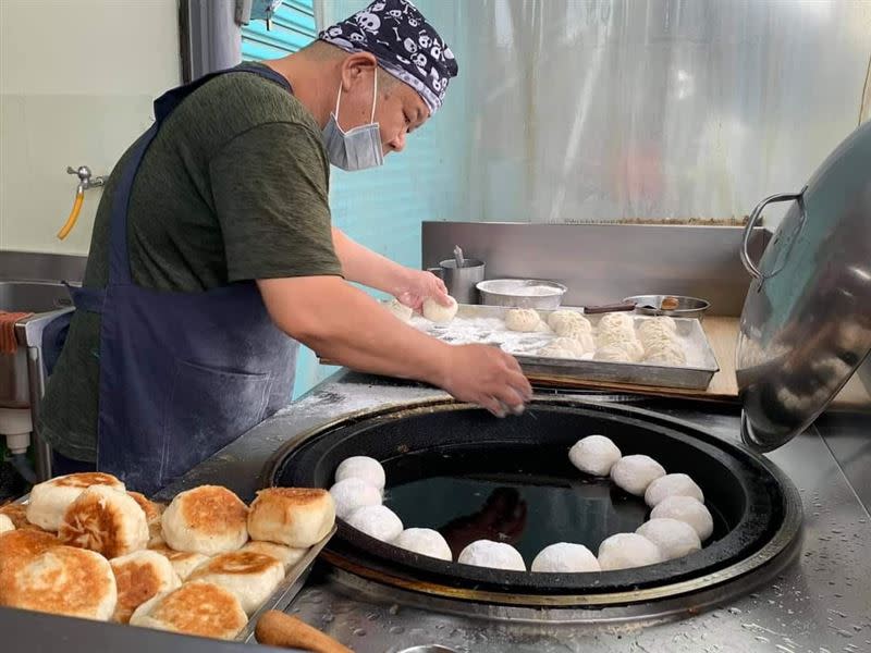 高麗菜價格高漲，台東小胖水煎包決定暫時停賣。（圖／翻攝自「台東小胖水煎包」臉書）