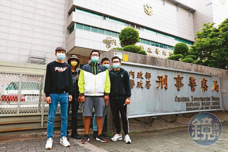 5名台灣年輕人從柬埔寨獲釋回台後，4月初前往刑事警察局報案。