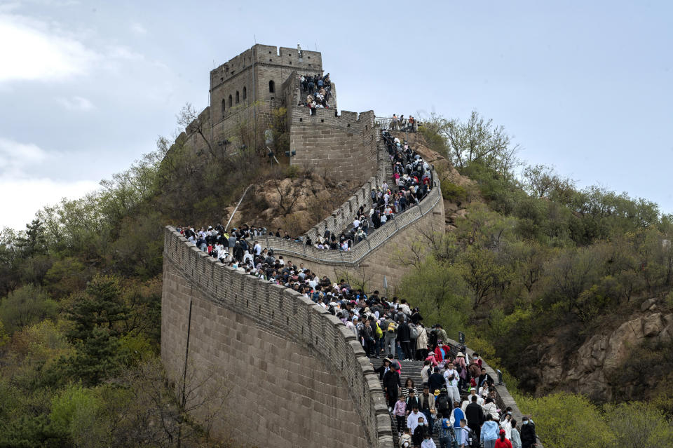 PECHINO, CINA - 29 APRILE: I visitatori percorrono la Grande Muraglia cinese il primo giorno della festa del Labor Day il 29 maggio 2023 a Pechino, Cina.  La vacanza di cinque giorni dura fino al 3 maggio.  (Foto di Kevin Fryer/Getty Images)