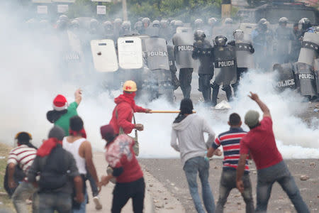 Supporters of Salvador Nasralla, presidential candidate for the Opposition Alliance Against the Dictatorship, clash with riot police as they wait for official presidential election results in Tegucigalpa, Honduras, November 30, 2017. REUTERS/Edgard Garrido