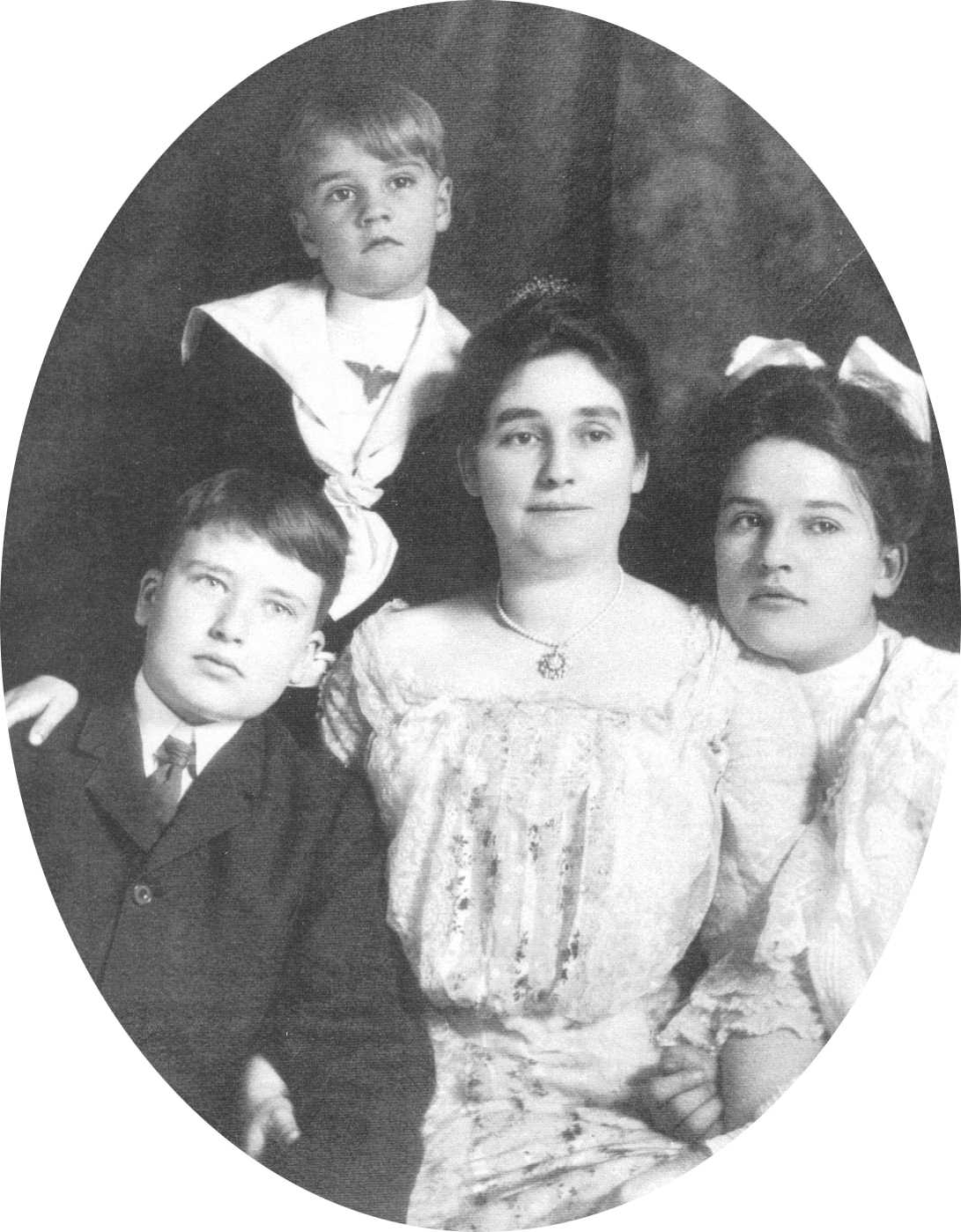 Mina Edison with her children.
