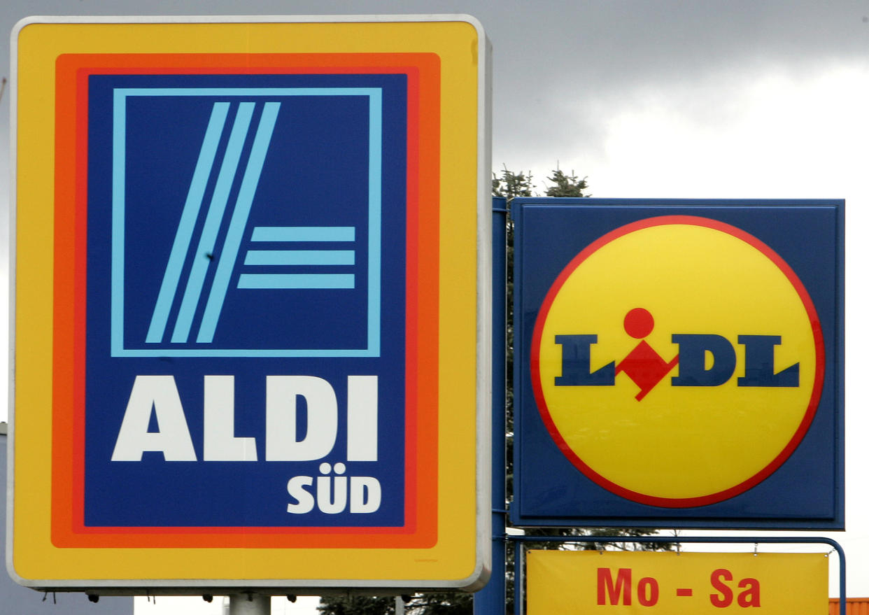 Schilder weisen am Montag, 3. Maerz 2008, in Frankfurt am Main auf Niederlassungen der Lebensmitteldiscounter Aldi und Lidl hin. Nach Medienberichten von Montag kaufen die Verbraucher in Deutschland immer haeufiger bei Aldi und Lidl ein. (AP Photo/Michael Probst) ---Signs of discounters Aldi and Lidl are seen in Frankfurt, central Germany, Monday, March 3, 2008. (AP Photo/Michael Probst)