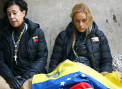 Lilian Tintori, wife of jailed Venezuelan opposition leader Leopoldo Lopez, sits on the pavement next to Leopoldo's mother Antonieta Mendoza, near St. Peter's Square in Rome, Italy December 6, 2016. REUTERS/Stefano Rellandini