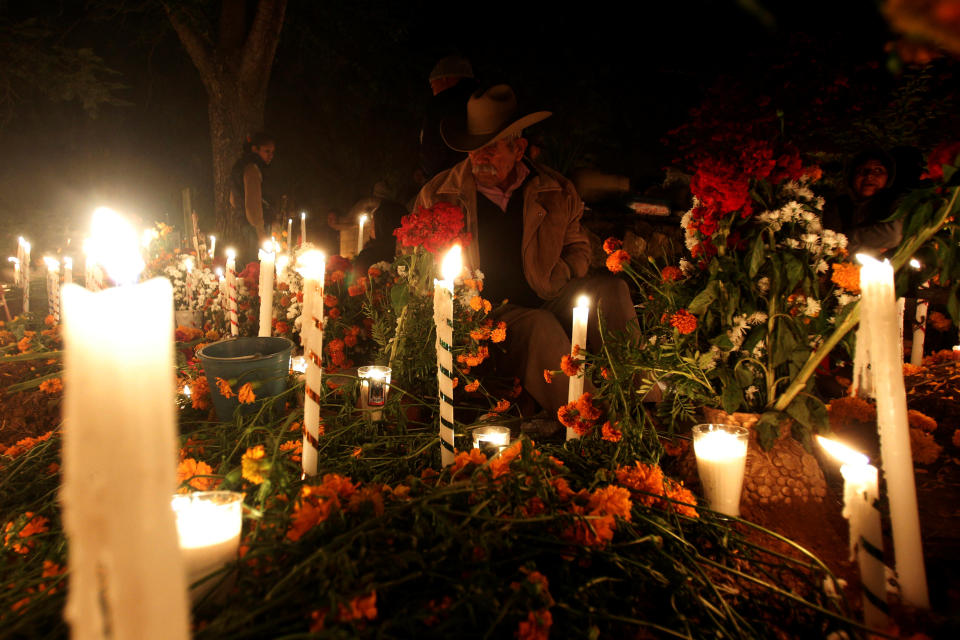 FOTOS | La tradicional velada en panteones de Oaxaca