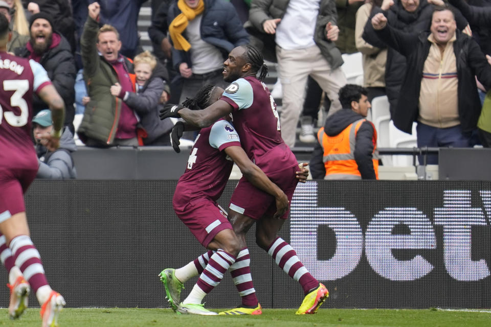 West Ham's Michail Antonio, right, celebrates with teammate Mohammed Kudus after scoring his side's 2nd goalduring the English Premier League soccer match between West Ham United and Liverpool at London stadium in London, Saturday, April 27, 2024. (AP Photo/Kin Cheung)