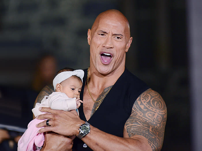 Dwayne Johnson con el bebé de una fan