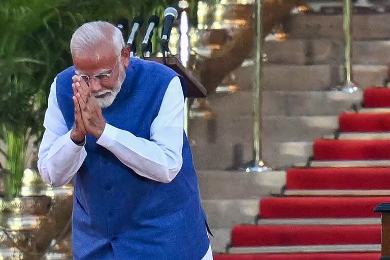 El líder del Partido Bharatiya Janata (BJP) de la India, Narendra Modi, hace un gesto hacia la reunión antes de prestar juramento para un tercer mandato como Primer Ministro del país durante la ceremonia de juramento en el palacio presidencial Rashtrapati Bhavan en Nueva Delhi el 9 de junio de 2024.
