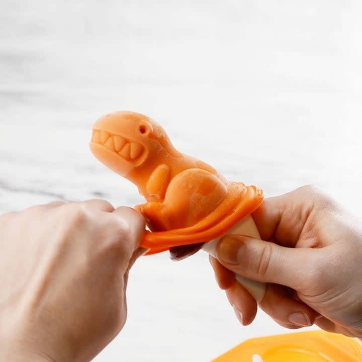 Hands hold a popsicle mold