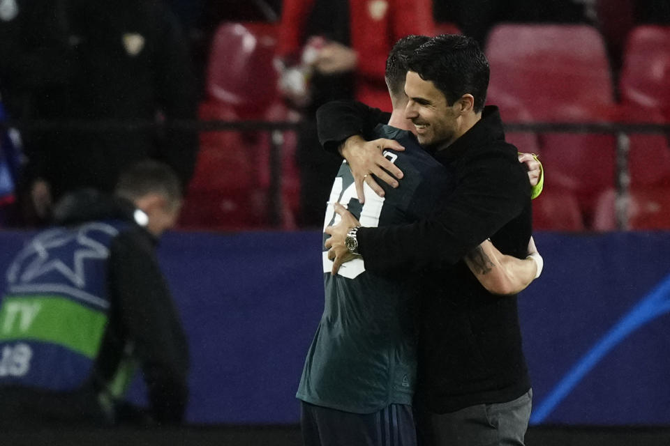 Arsenal's manager Mikel Arteta hugs with Arsenal's Jorginho after the Champions League Group B soccer match between Sevilla and Arsenal at the Ramon Sanchez-Pizjuan stadium in Seville, Spain, Tuesday Oct. 24, 2023. (AP Photo/Jose Breton)