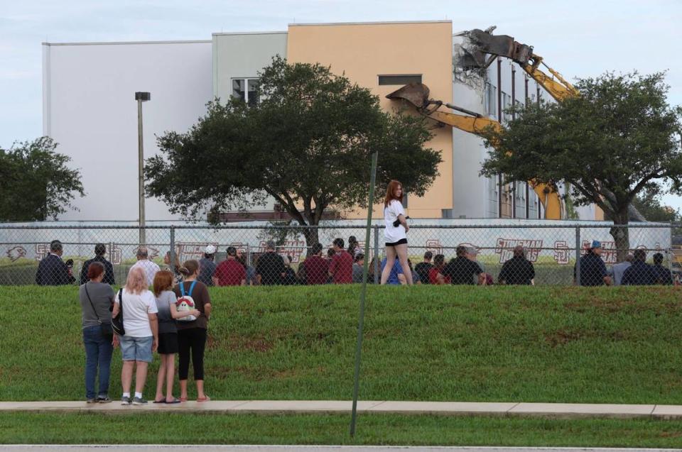 El viernes 14 de junio comenzó la demolición del edificio 1200 de la Secundaria Marjory Stoneman Douglas en Parkland.