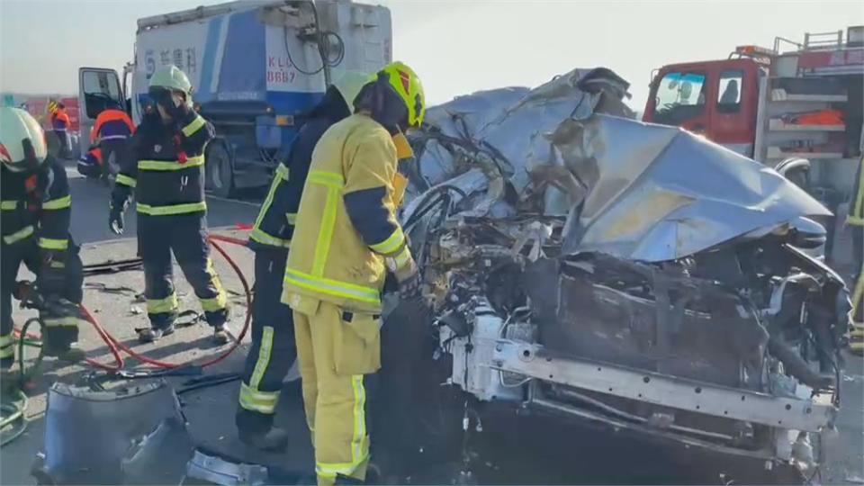 疑濃霧導致視線不佳...台61西濱雲嘉交界21車連環撞