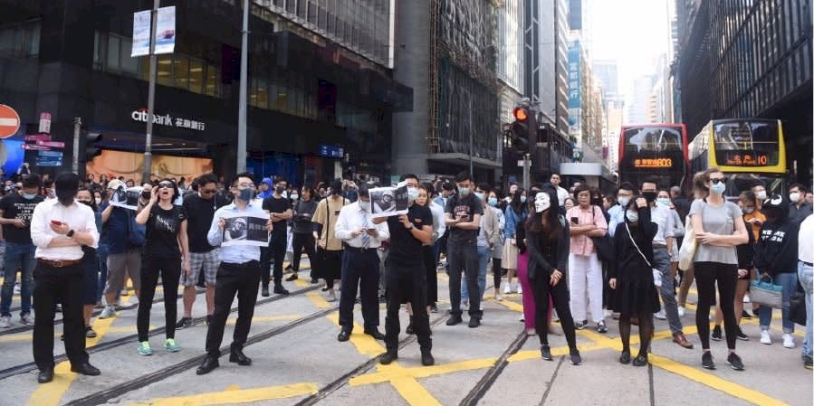 香港市民於中環發起快閃遊行，悼念8日離世的科大學生周梓樂。(立場新聞提供)