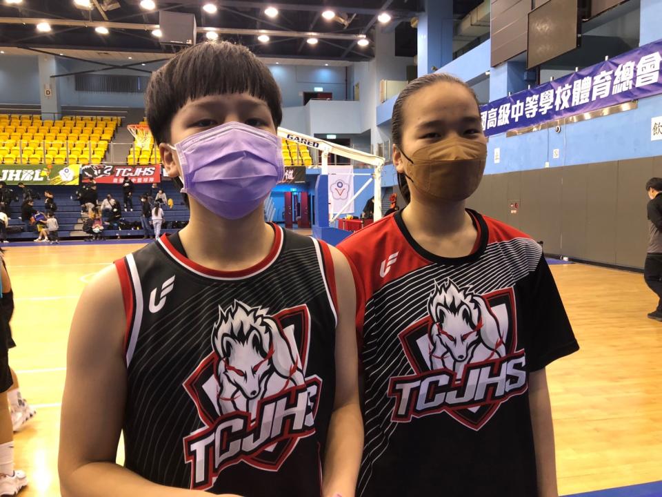 自強隊史甲級預賽首勝酷愛打球的姊妹檔馮佳棋(左)馮佳萍各有貢獻。大會提供