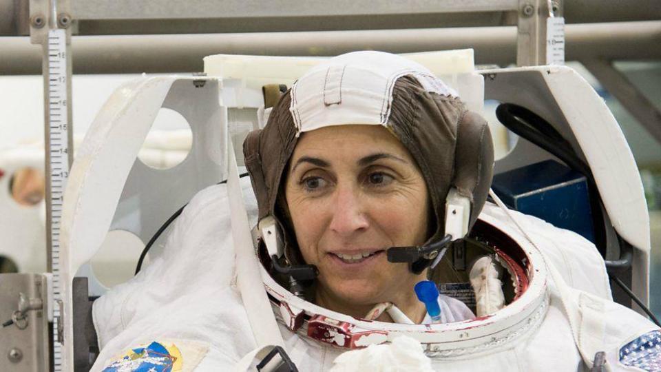 L'astronauta Nicole Stott partecipa al controllo dell'adattamento di una tuta spaziale all'Extravehicular Mobility Unit (EMU) nell'articolo di test Airlock della Stazione Spaziale (SSATA) nel Crew Systems Laboratory presso il Johnson Space Center della NASA