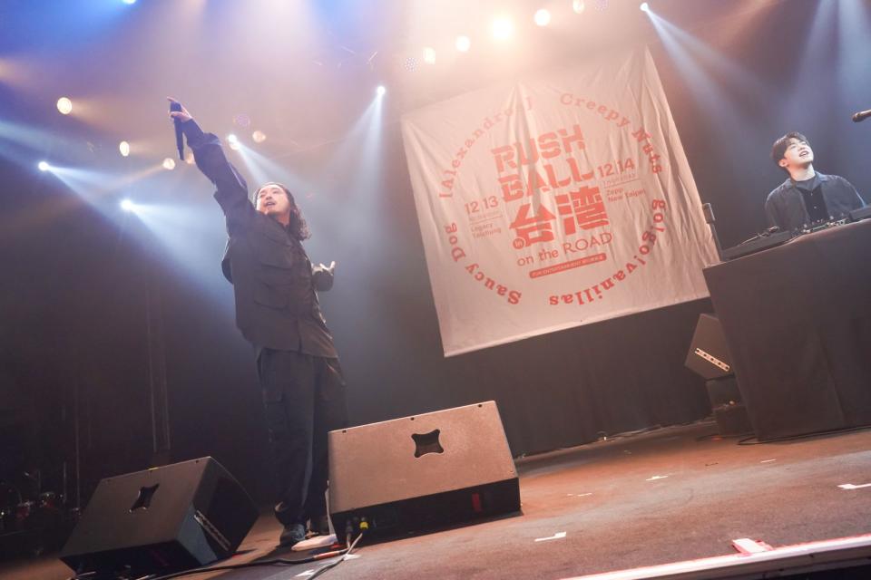 Creepy Nuts R-指定〈MC〉介紹團體說：「我是日本饒舌界的第一，他〈指向DJ松永〉是世界第一的DJ。」全場歡呼。（好玩國際文化提供）