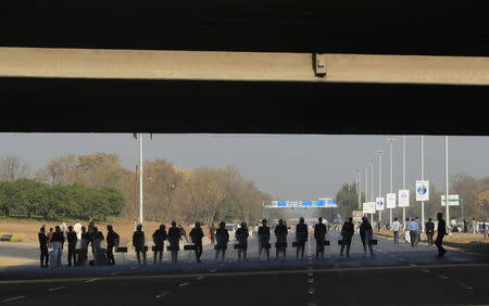 Riot police stand guard on a road blocked by supporters of a religious political party during a protest against the execution of Mumtaz Qadri, in Rawalpindi, Pakistan February 29, 2016. REUTERS/Faisal Mahmood