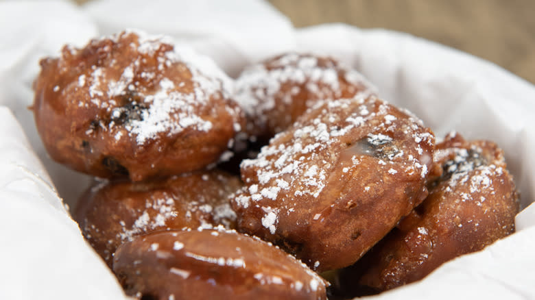 Deep fried Oreos in tray