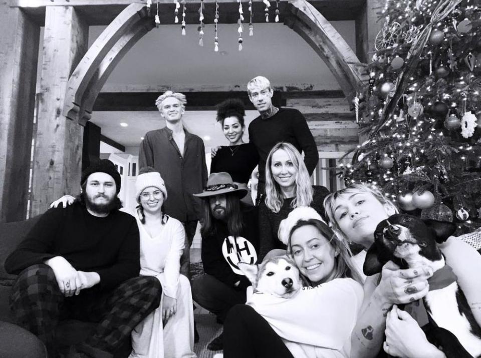 Miley Cyrus and family | Miley Cyrus/Instagram