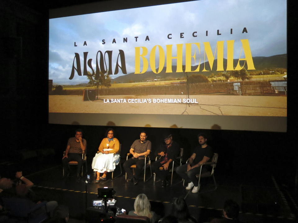 Los integrantes de la banda estadounidense La Santa Cecilia, de izquierda a derecha, Pepe Carlos, Marisoul, Alex Bendaña, Miguel "Oso" Ramírez, y el cineasta mexicano Carlos Pérez Osorio, en una charla sobre su documental "Alma Bohemia", en la Ciudad de México el 5 de marzo de 2024. (Foto AP/Berenice Bautista)