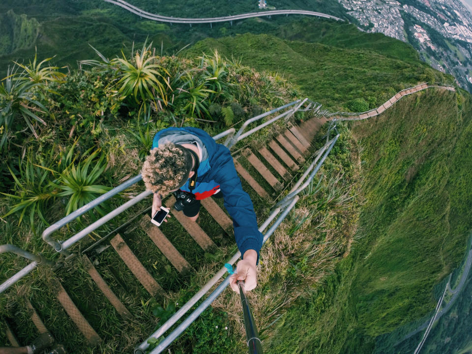 <p>L’escalier Haiku d’Hawaii est interdit au public depuis les années 80, mais ça n’empêche pas les aventuriers de partir à la quête du cliché Instagram parfait. <em>[Photo: Getty]</em> </p>