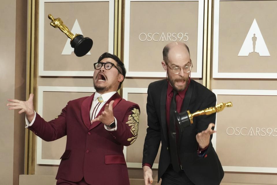 Daniel Kwan, izquierda, y Daniel Scheinert, ganadores del premio a mejor dirección por "Everything Everywhere All at Once" posan en la sala de prensa en los Oscar el 12 de marzo de 2023, en el Teatro Dolby en Los Angeles. (Foto Jordan Strauss/Invision/AP)