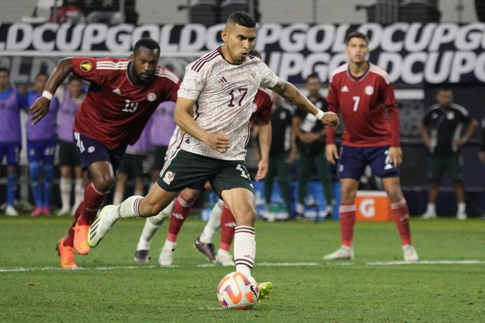 Mexico midfielder Orbelín Pineda (17)