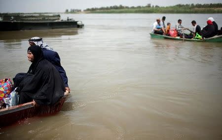 Displaced Iraqis cross the Tigris River by boat after the bridge has been temporarily closed, in western Mosul, Iraq May 6, 2017. REUTERS/Suhaib Salem