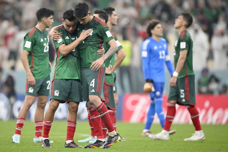 Los jugadores mexicanos se lamentan al quedar afuera del Mundial Qatar 2022