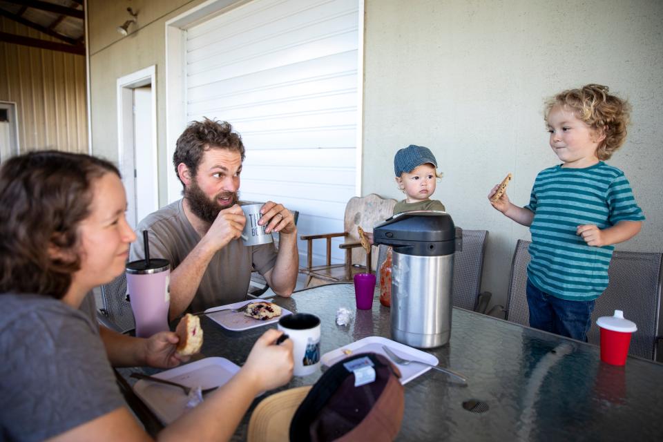 Christina, Graham, Damien y James Fordyce desayunan juntos en su granja de Salem.