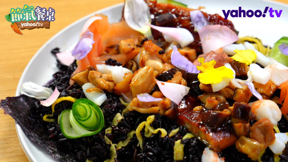 陳德烈運用補腎食材如黑糯米、黑木耳等黑色食物，製作美味食補料理「海鮮散壽司」