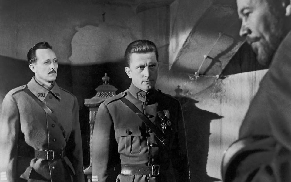 <p>Regisseur Stanley Kubrick analysierte in seinem Frühwerk "Wege zum Ruhm" (1958) illusionslos soldatische Eitelkeiten und Schwächen. Im Ersten Weltkrieg soll das geschwächte Regiment von Colonel Dax (Kirk Douglas, Mitte) einen unbedeutenden Hügel erstürmen. Als der Angriff in einer Katastrophe endet, sollen drei Soldaten stellvertretend für alle vor dem Kriegsgericht büßen. (Bild: Metro-Goldwyn-Mayer Inc.)</p> 
