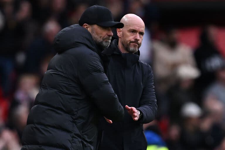 El alemán Jürgen Klopp, de Liverpool, y el neerlandés Erik ten Hag, de Manchester United, directores técnicos extranjeros de una liga, la inglesa, que se enriquece con los foráneos y los adapta de inmediato a sus reglas.