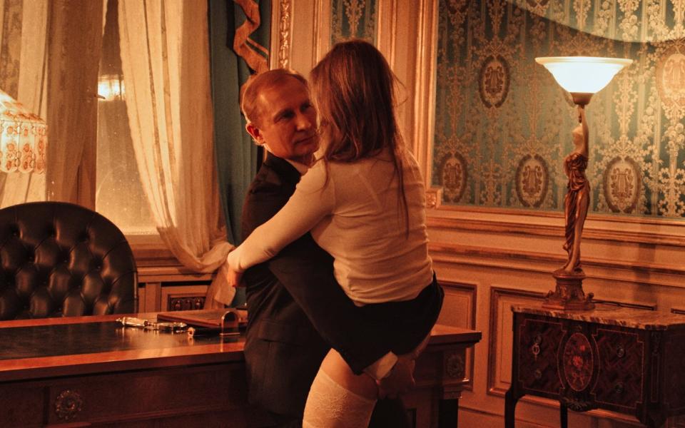 Одна сцена в фильме изображает, как Путин заводит роман в своем офисе.
