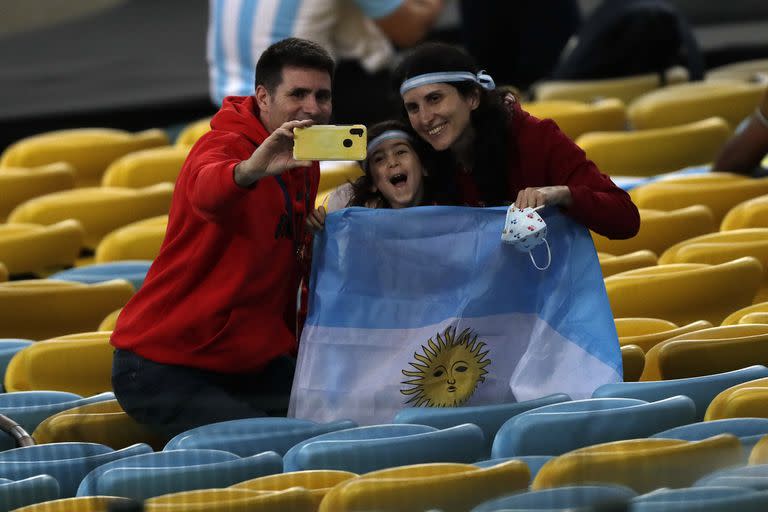 La selfie para siempre: una familia argentina, en las tribunas del inmenso Maracaná